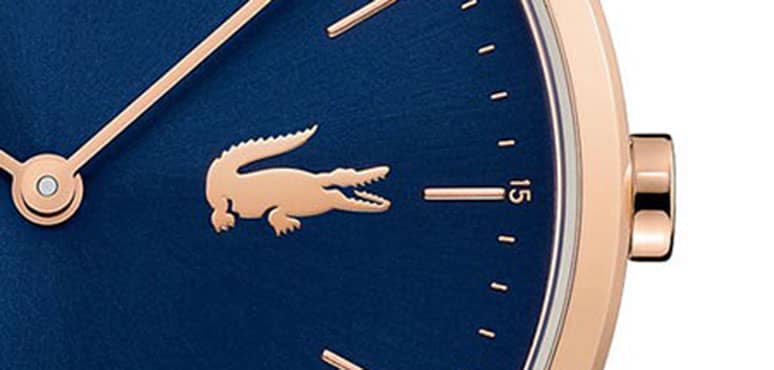 logo en reloj lacoste