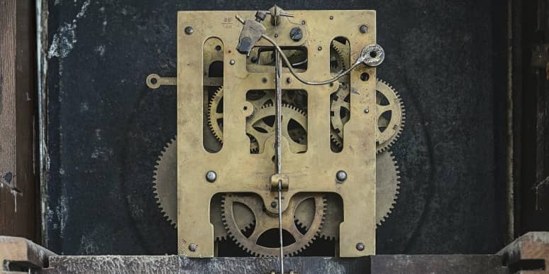 reloj mecánico de engranajes