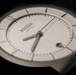 uno de los relojes de titanio